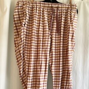 OLD NAVY… Man’s flannel pajama bottoms, elastic waist, pockets…size Lg.